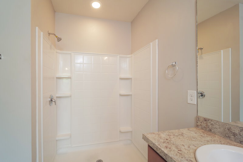 1,865/Mo, 173 SE 16th Ter Cape Coral, FL 33990 Main Bathroom View 2