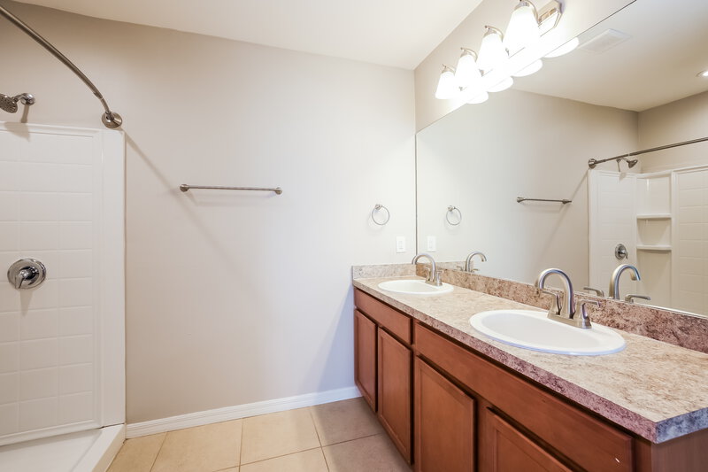 1,630/Mo, 140 SE 2nd Pl Cape Coral, FL 33991 Main Bathroom View