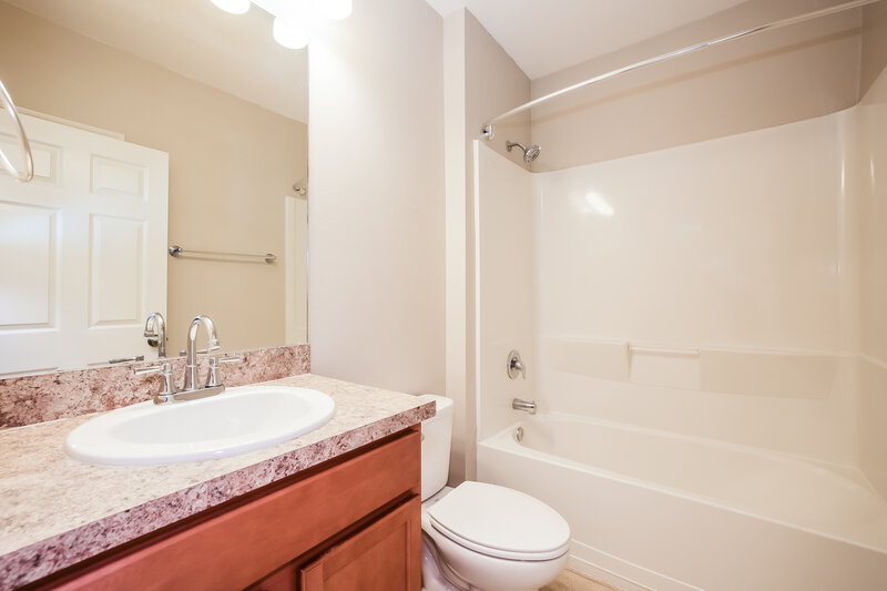 1,630/Mo, 140 SE 2nd Pl Cape Coral, FL 33991 Bathroom View