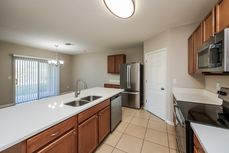 2,180/Mo, 509 SW 11th Ave Cape Coral, FL 33991 Kitchen View