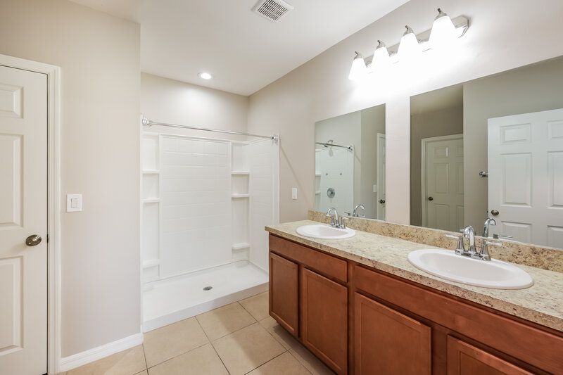 2,180/Mo, 509 SW 11th Ave Cape Coral, FL 33991 Main Bathroom View