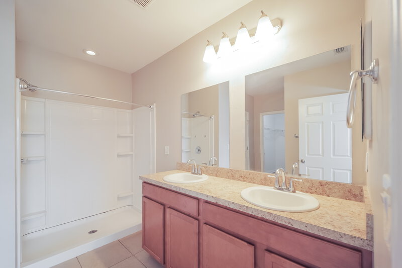 2,035/Mo, 509 SW 11th Ave Cape Coral, FL 33991 Main Bathroom View
