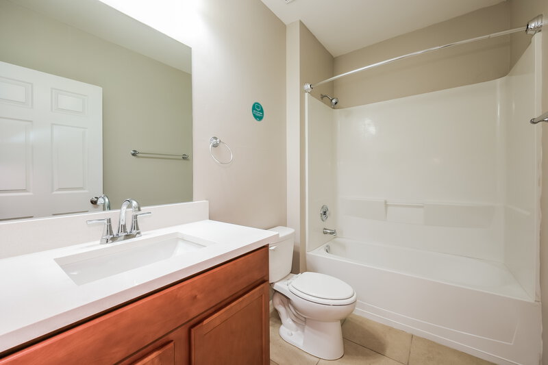 2,180/Mo, 509 SW 11th Ave Cape Coral, FL 33991 Bathroom View