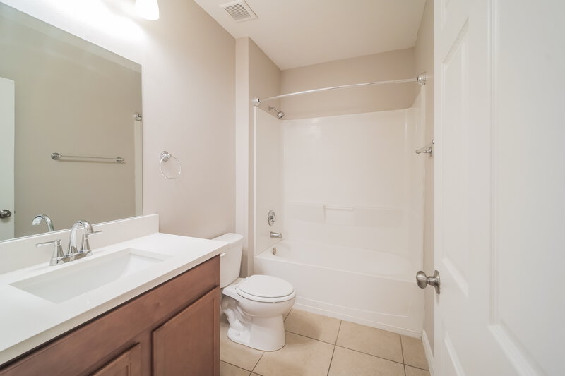 2,035/Mo, 509 SW 11th Ave Cape Coral, FL 33991 Bathroom View