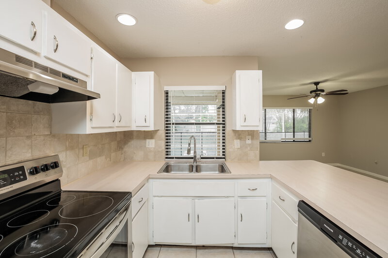 1,885/Mo, 433 SE 13th Pl Cape Coral, FL 33990 Kitchen View
