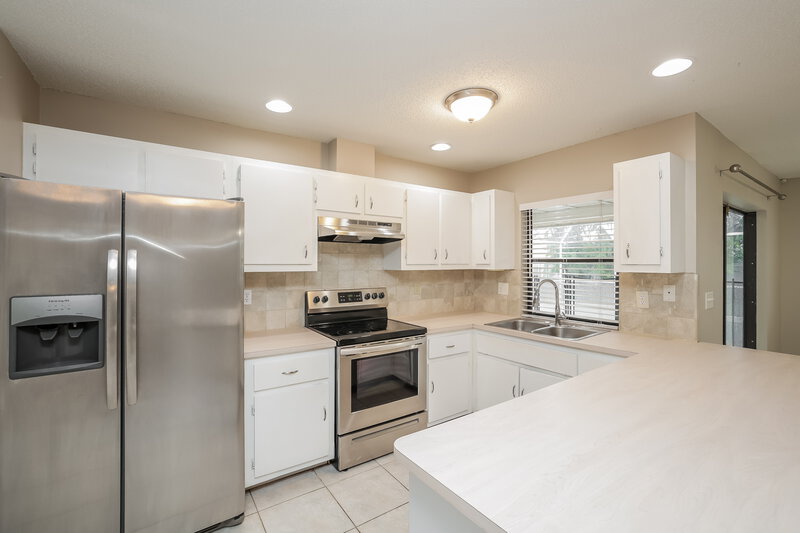 1,885/Mo, 433 SE 13th Pl Cape Coral, FL 33990 Kitchen View 2