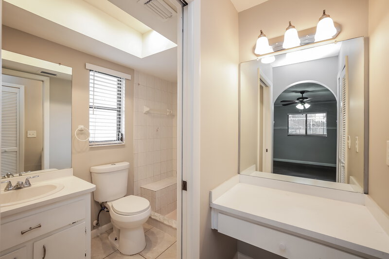1,885/Mo, 433 SE 13th Pl Cape Coral, FL 33990 Main Bathroom View