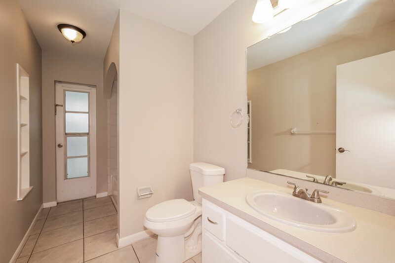 1,885/Mo, 433 SE 13th Pl Cape Coral, FL 33990 Bathroom View