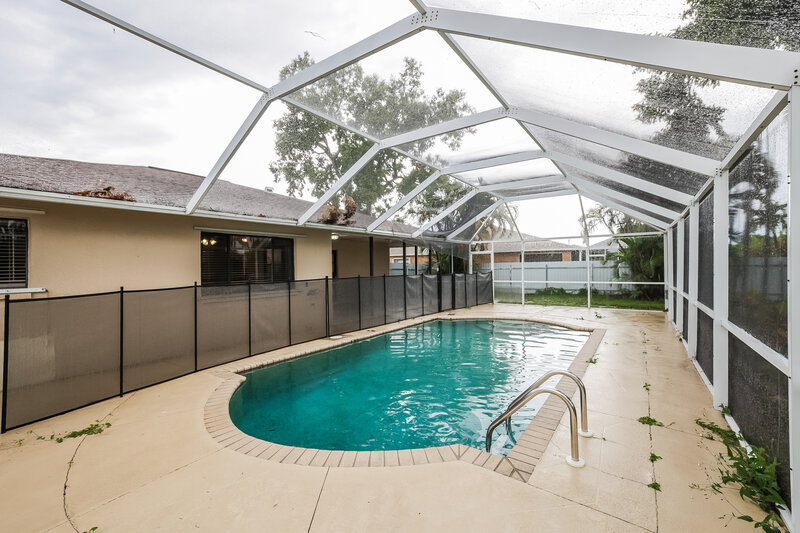 1,885/Mo, 433 SE 13th Pl Cape Coral, FL 33990 Pool View