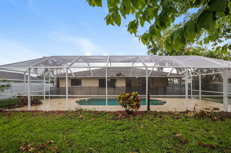 1,885/Mo, 433 SE 13th Pl Cape Coral, FL 33990 Rear View