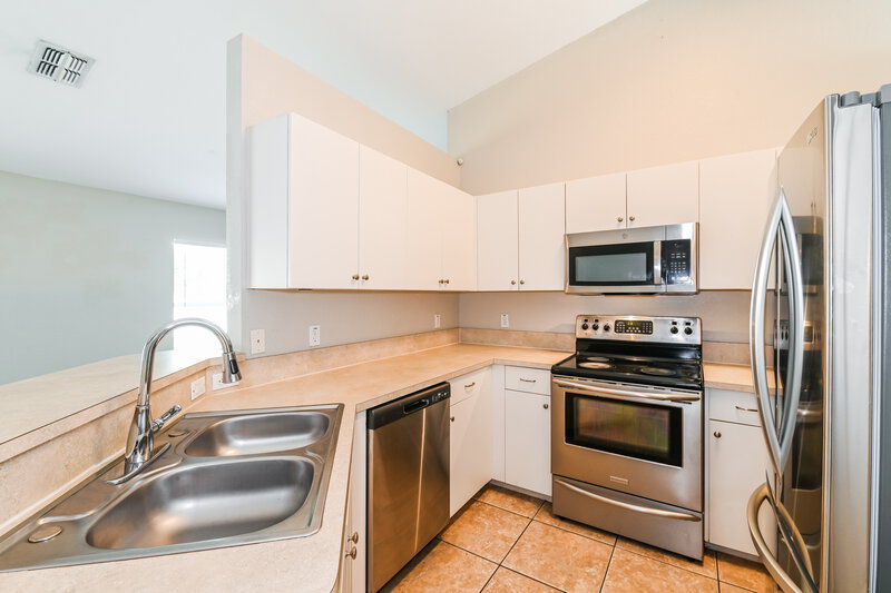 1,825/Mo, 2310 SW 4th Ct Cape Coral, FL 33991 Kitchen View