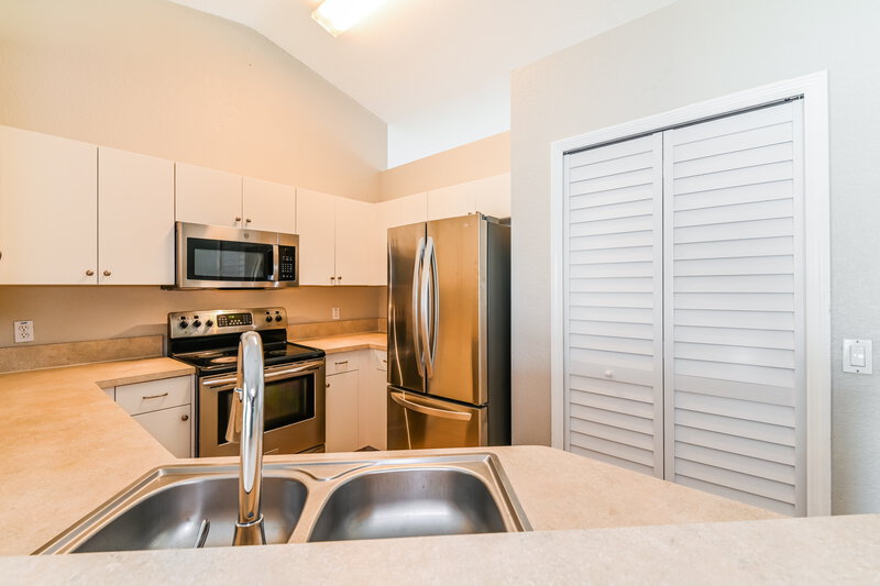 1,825/Mo, 2310 SW 4th Ct Cape Coral, FL 33991 Kitchen View 2