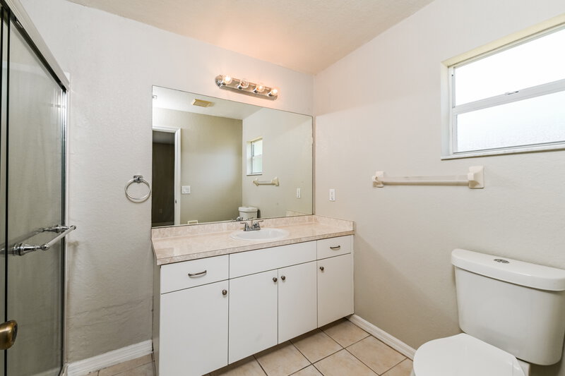 1,825/Mo, 2310 SW 4th Ct Cape Coral, FL 33991 Main Bathroom View