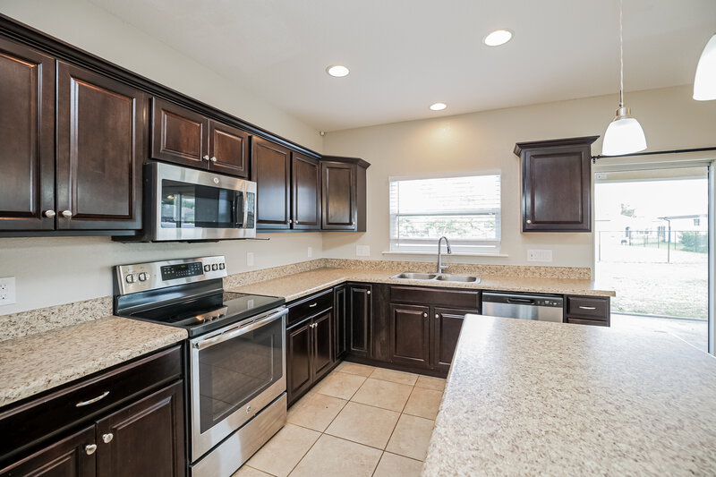 2,275/Mo, 1519 SW 20th Ave Cape Coral, FL 33991 Kitchen View