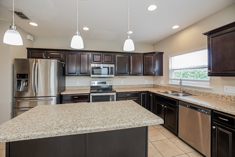 2,275/Mo, 1519 SW 20th Ave Cape Coral, FL 33991 Kitchen View 2