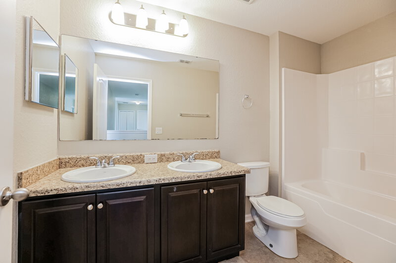 2,275/Mo, 1519 SW 20th Ave Cape Coral, FL 33991 Bathroom View