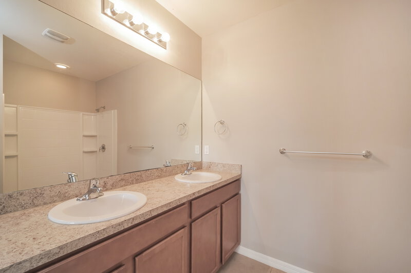 2,190/Mo, 218 SE 8th St Cape Coral, FL 33990 Main Bathroom View