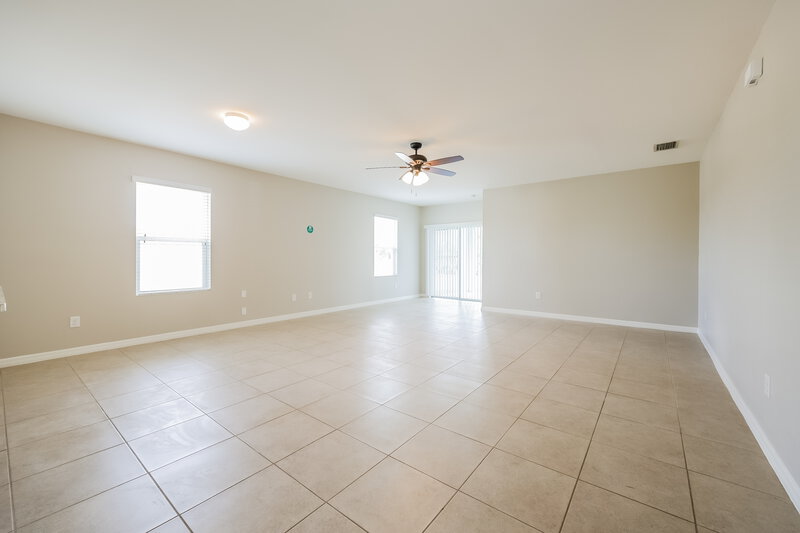 2,065/Mo, 627 SW 27th Ter Cape Coral, FL 33914 Living Room View 2
