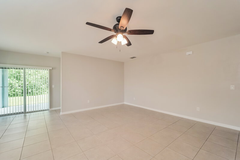 1,685/Mo, 627 SW 27th Ter Cape Coral, FL 33914 Living Room View