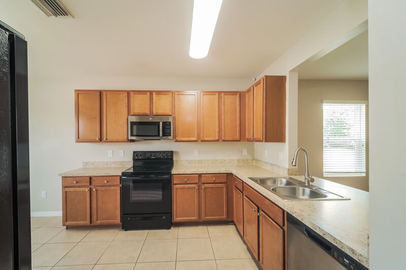 1,685/Mo, 627 SW 27th Ter Cape Coral, FL 33914 Kitchen View 2