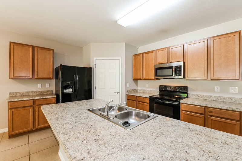 1,990/Mo, 806 SW 11th Ave Cape Coral, FL 33991 Kitchen View