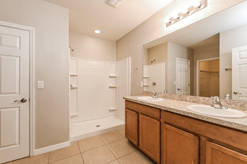 1,990/Mo, 806 SW 11th Ave Cape Coral, FL 33991 Main Bathroom View