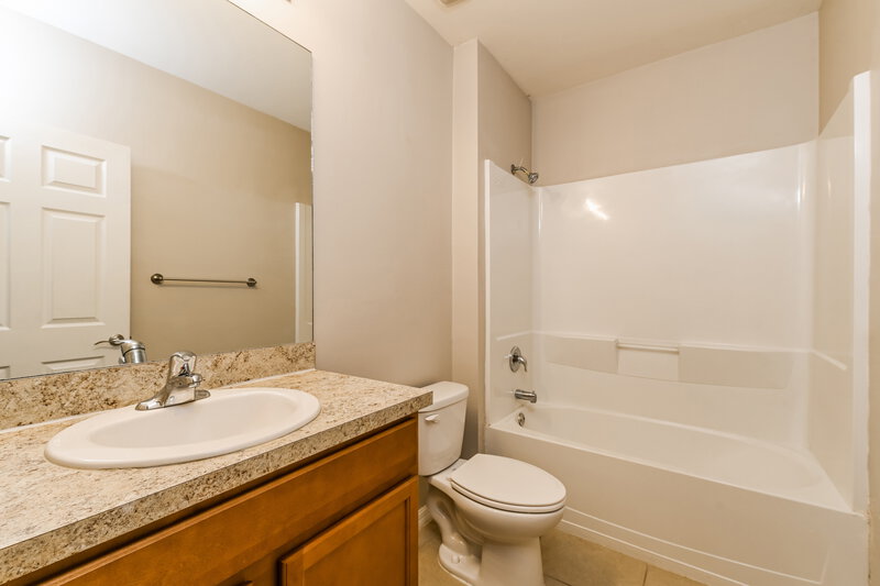 1,990/Mo, 806 SW 11th Ave Cape Coral, FL 33991 Bathroom View