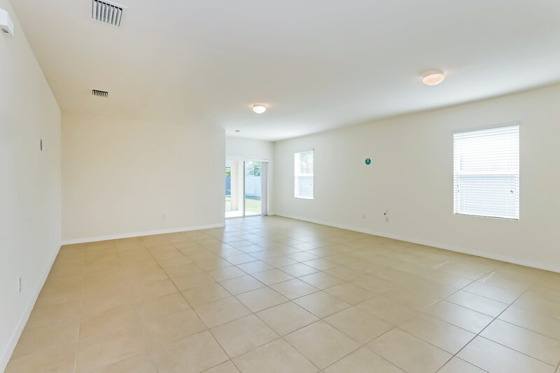 2,105/Mo, 713 SW 4th Ter Cape Coral, FL 33991 Living Room View