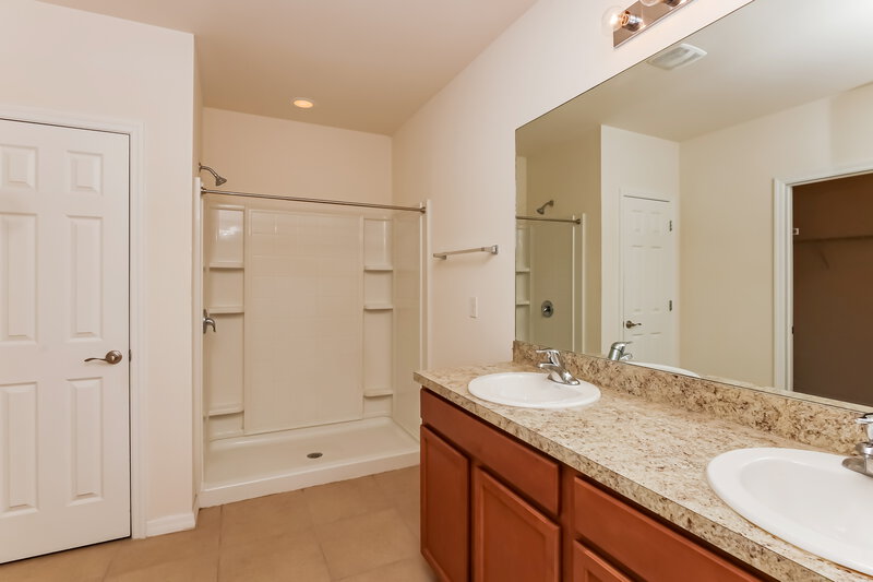 2,105/Mo, 713 SW 4th Ter Cape Coral, FL 33991 Main Bathroom View