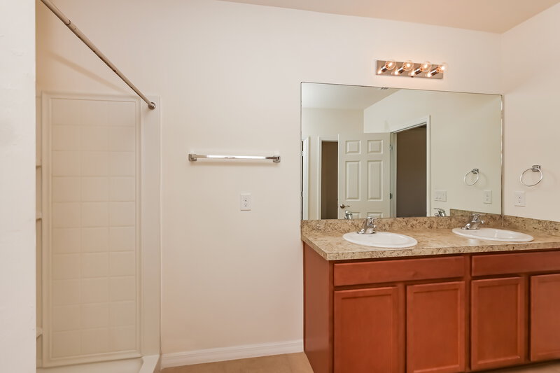 2,105/Mo, 713 SW 4th Ter Cape Coral, FL 33991 Main Bathroom View 2