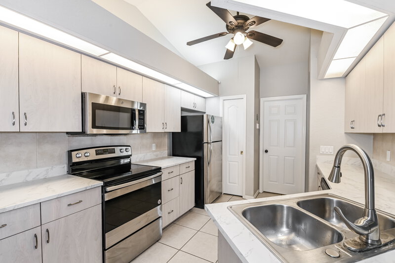 2,170/Mo, 1901 SW 26th Ter Cape Coral, FL 33914 Kitchen View