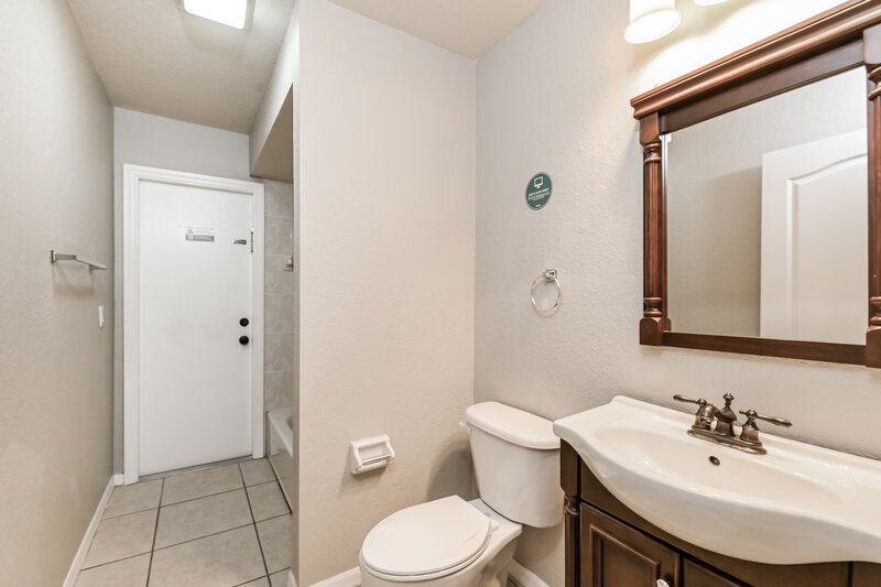 2,170/Mo, 1901 SW 26th Ter Cape Coral, FL 33914 Main Bathroom View