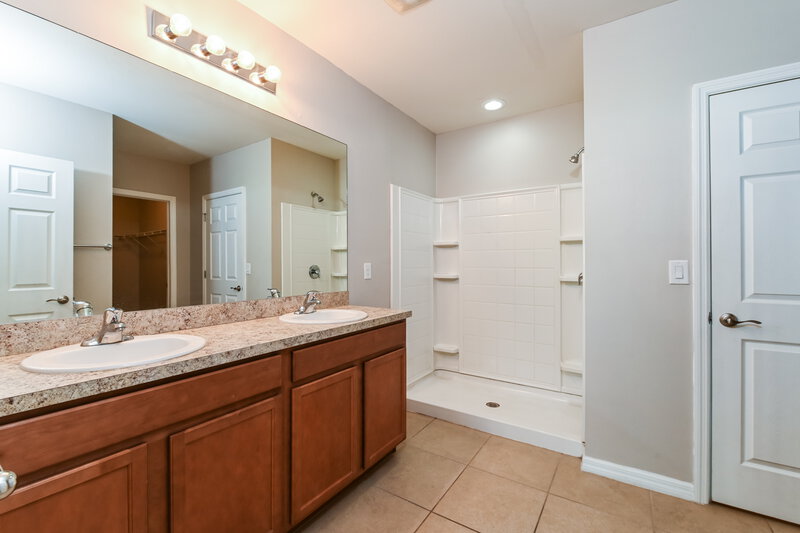 1,735/Mo, 401 SE 6th Ter Cape Coral, FL 33990 Main Bathroom View