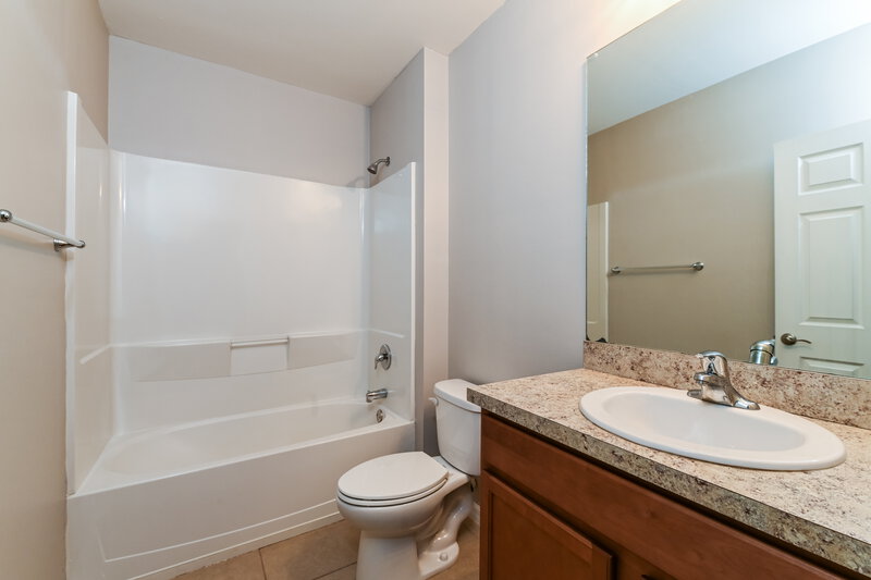 1,735/Mo, 401 SE 6th Ter Cape Coral, FL 33990 Bathroom View