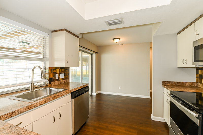 2,360/Mo, 2261 SE 28th St Cape Coral, FL 33904 Kitchen View 2