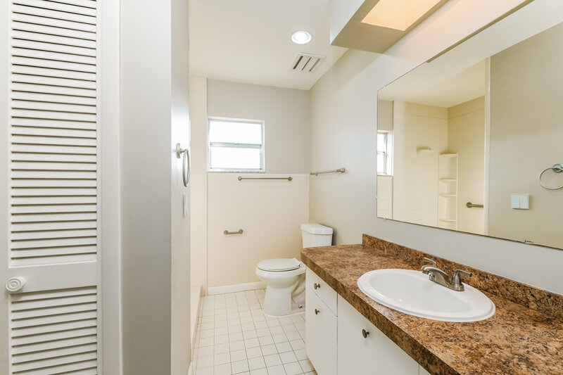 2,360/Mo, 2261 SE 28th St Cape Coral, FL 33904 Main Bathroom View