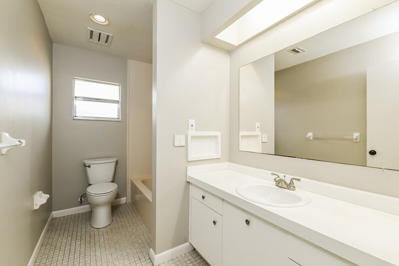 2,360/Mo, 2261 SE 28th St Cape Coral, FL 33904 Bathroom View