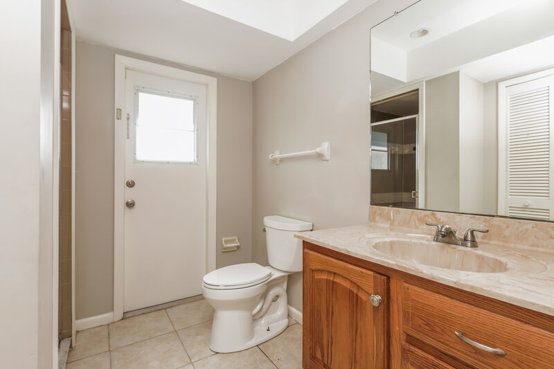 1,565/Mo, 3607 SE 8th Ave Cape Coral, FL 33904 Main Bathroom View
