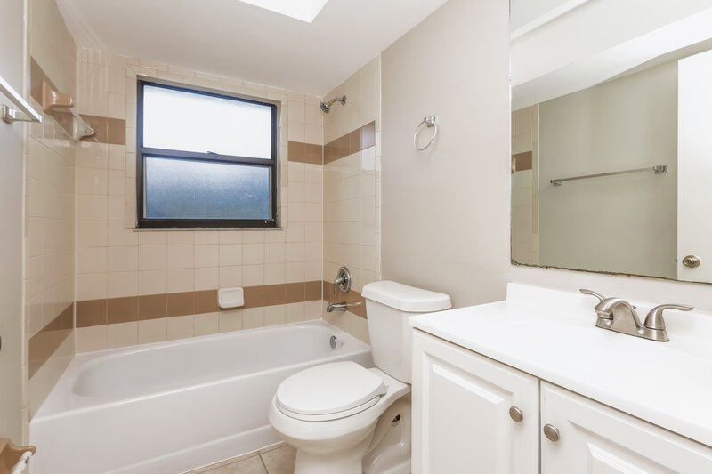 1,565/Mo, 3607 SE 8th Ave Cape Coral, FL 33904 Bathroom View
