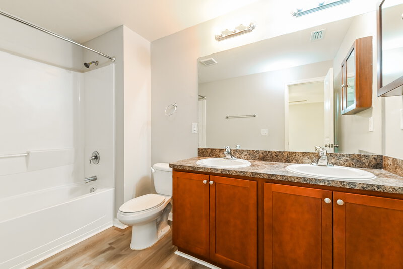 2,190/Mo, 626 SW 22nd Ter Cape Coral, FL 33991 Main Bathroom View
