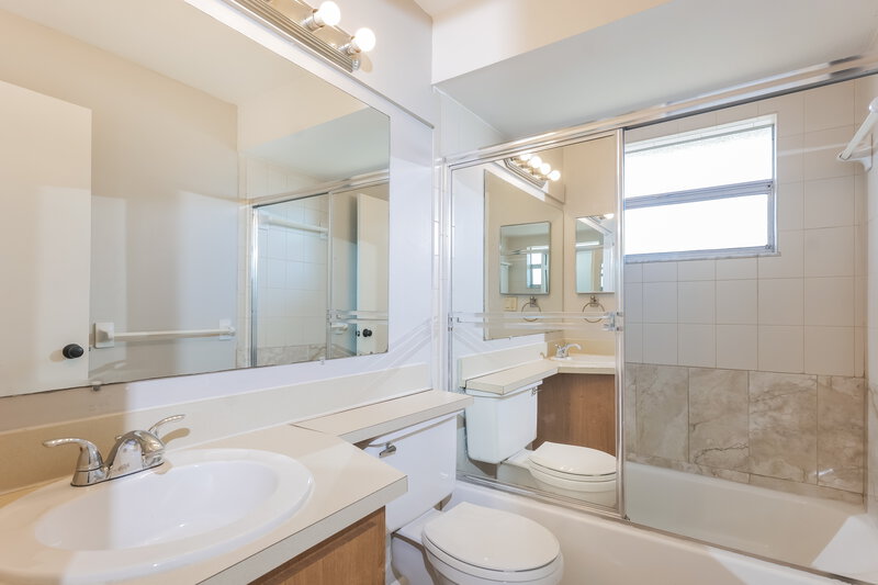 1,785/Mo, 1314 SE 16th St Cape Coral, FL 33990 Bathroom View