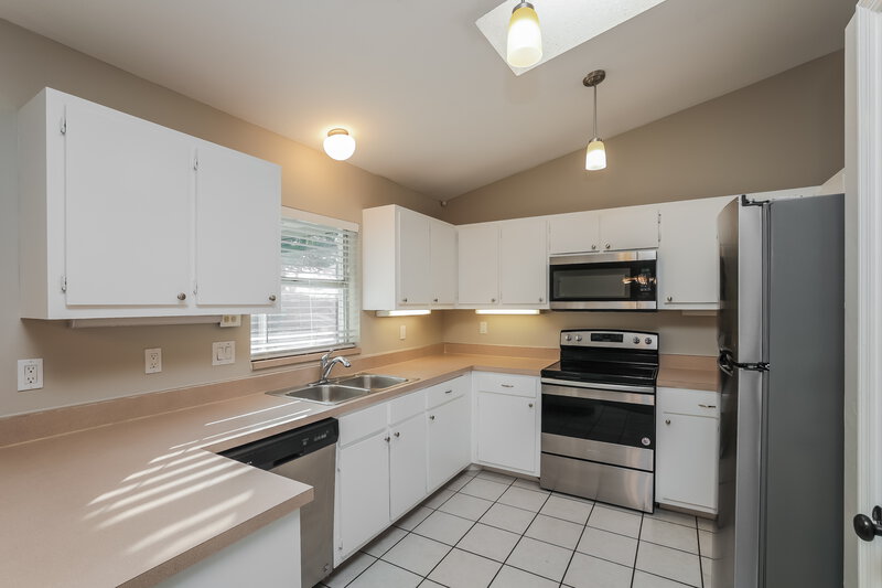 1,710/Mo, 28 SW 13th St Cape Coral, FL 33991 Kitchen View