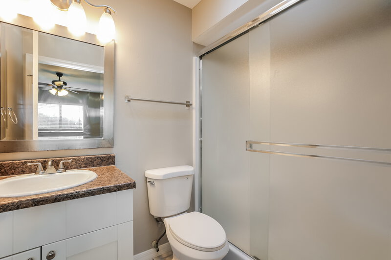 1,710/Mo, 28 SW 13th St Cape Coral, FL 33991 Main Bathroom View