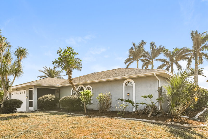 2,060/Mo, 918 SW 19th Ln Cape Coral, FL 33991 Front View