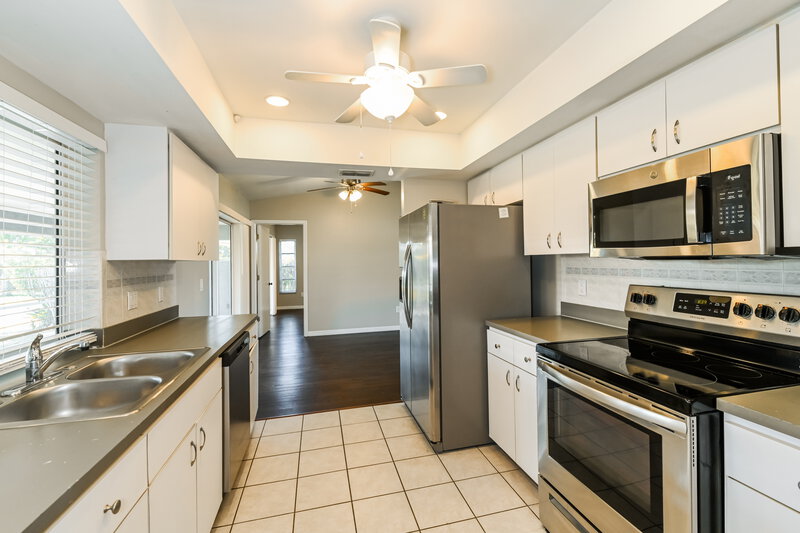 2,060/Mo, 918 SW 19th Ln Cape Coral, FL 33991 Kitchen View