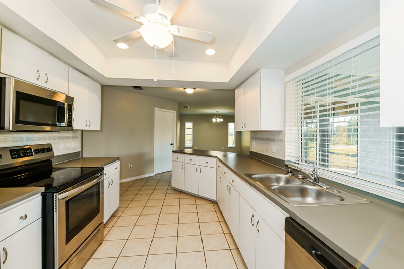 2,060/Mo, 918 SW 19th Ln Cape Coral, FL 33991 Kitchen View 2
