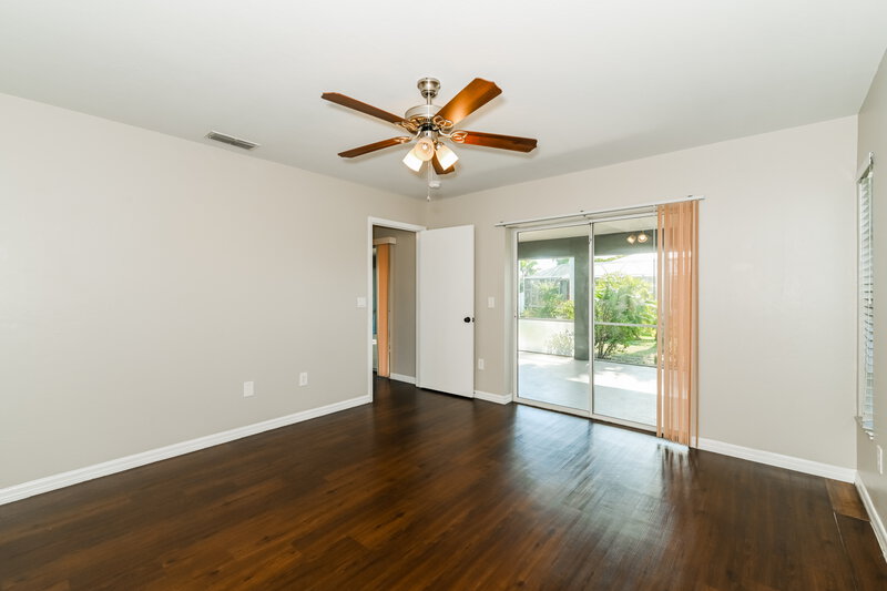 2,060/Mo, 918 SW 19th Ln Cape Coral, FL 33991 Main Bedroom View 2