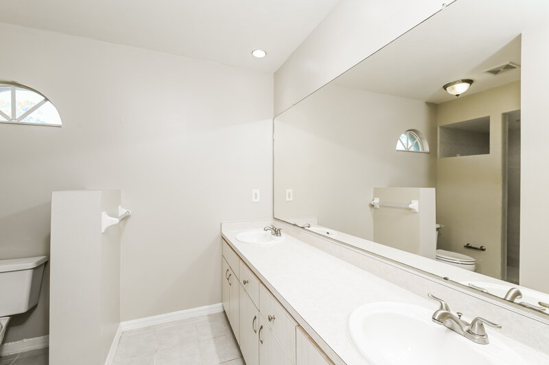 2,060/Mo, 918 SW 19th Ln Cape Coral, FL 33991 Main Bathroom View
