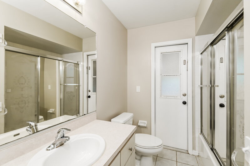 2,060/Mo, 918 SW 19th Ln Cape Coral, FL 33991 Bathroom View