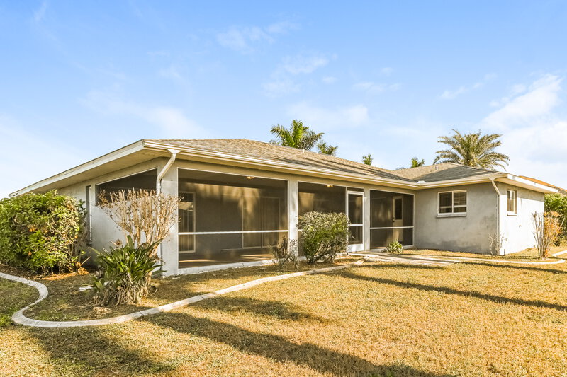 2,060/Mo, 918 SW 19th Ln Cape Coral, FL 33991 Rear View